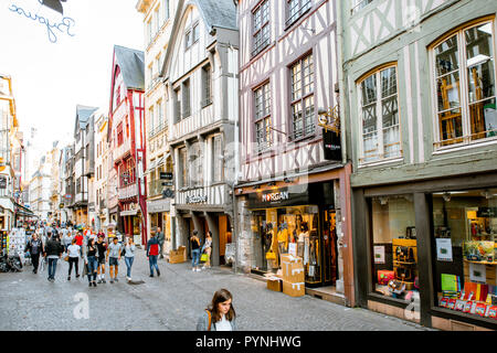 ROUEN, Frankreich - September 03, 2017: Alte Fachwerkhäuser auf der Straße der Altstadt von Rouen, Stadt, die Hauptstadt der Region der Normandie in Frankreich Stockfoto