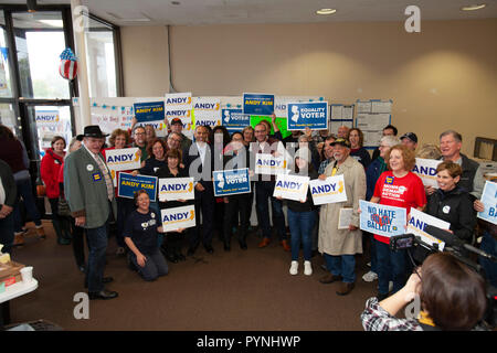 27.Oktober 2018. Tschad Griffin, Präsident der Human Rights Campaign und Rep. Hakeem Jeffries, achte Congressional District von New York zustimmen Andy Kim an der Kundgebung auf Kim's Hauptsitz in Willingboro, N.J. Andy Kim, ein ehemaliger Beamter der nationalen Sicherheit während der Regierung Obama und der Republikaner Tom MacArthur sind in einem "statistischen Tie" in der 3. congessional District in South Jersey gesperrt. Eine neue Stockton Universität Umfrage zeigt MacArthur, ein Prime Mover in der Bemühung, die Erschwingliche Pflege Handeln unter Präsident Trump aufzuheben, in einem Kampf um sein politisches Leben gegen Kim. Foto von Gary Ell Stockfoto