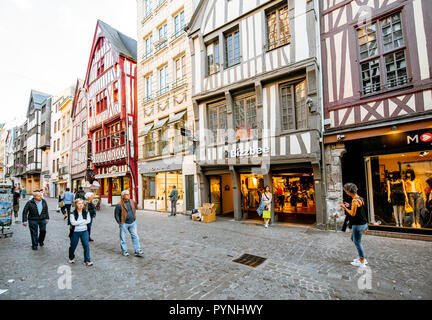 ROUEN, Frankreich - September 03, 2017: Alte Fachwerkhäuser auf der Straße der Altstadt von Rouen, Stadt, die Hauptstadt der Region der Normandie in Frankreich Stockfoto