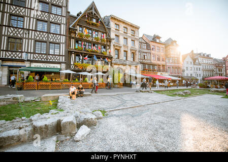 ROUEN, Frankreich - September 03, 2017: Schöne Häuser auf dem Alten Marktplatz in Rouen, Stadt, die Hauptstadt der Region der Normandie in Frankreich Stockfoto