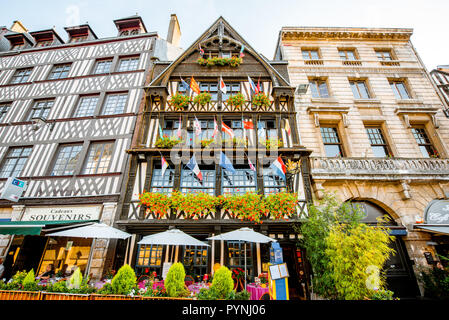 ROUEN, Frankreich - September 03, 2017: Schöne Häuser auf dem Alten Marktplatz in Rouen, Stadt, die Hauptstadt der Region der Normandie in Frankreich Stockfoto