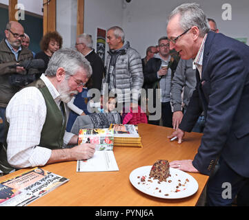 Gerry Adams, ehemaliger Sinn-Fein-Führer, signiert ein Exemplar seines Rezepturbuches mit dem Titel "The Negotiators' Cookbook" während seiner Einführung im Culturlann an der Falls Road in Belfast. Stockfoto