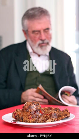 A Christmas Pudding vor der ehemaligen Sinn Fein Führer Gerry Adams bei der Vorstellung seines Buches von Rezepturen mit dem Titel "Der Verhandlungsführer" Kochbuch "an der Culturlann auf der Falls Road in Belfast. Stockfoto