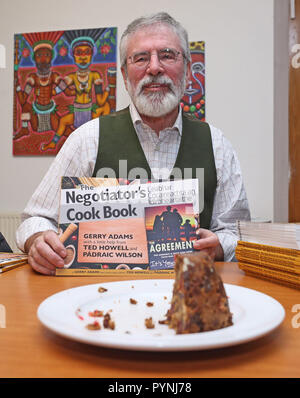 Ehemalige Sinn Fein Führer Gerry Adams bei der Vorstellung seines Buches von Rezepturen mit dem Titel "Der Verhandlungsführer" Kochbuch "an der Culturlann auf der Falls Road in Belfast. Stockfoto