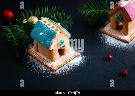 Urlaub essen DIY pastell Weihnachtsplätzchen, Lebkuchen Häuser und Weihnachtsbaum für Geschenk oder Party. Stockfoto