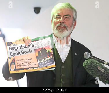 Der ehemalige Sinn-Fein-Anführer Gerry Adams stellt sein Rezeptbuch mit dem Titel The Negotiators' Cookbook im Culturlann on the Falls Road in Belfast vor. Stockfoto