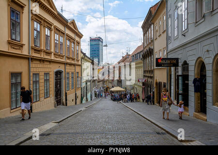 ZAGREB, KROATIEN - 15. Juli 2017. Blick auf die Straße und Architektur Gebäude von Ilica - Radiceva Straße in der Altstadt von Zagreb, Kroatien Stockfoto