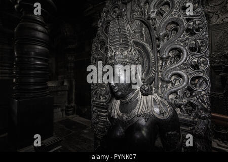 Aufwendigen Schnitzereien der hinduistischen Gottheiten und Puranischen Geschichten in Belur chennakeshava Tempel Prämisse. Belur, Karnataka, Indien. Stockfoto