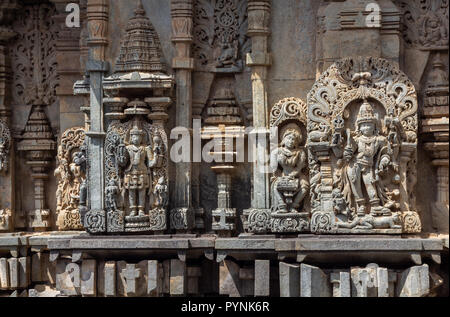 Aufwendigen Schnitzereien der hinduistischen Gottheiten und Puranischen Geschichten in Belur und Halebid Tempel Prämisse. Belur, Karnataka, Indien. Stockfoto