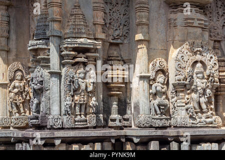 Aufwendigen Schnitzereien der hinduistischen Gottheiten und Puranischen Geschichten in Belur und Halebid Tempel Prämisse. Belur, Karnataka, Indien. Stockfoto