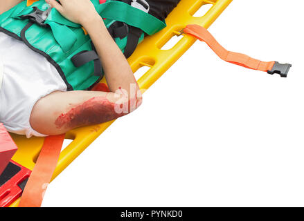 Verletzungen des Patienten Oberarm in der Bahre auf weißem Hintergrund und Freistellungspfad Stockfoto