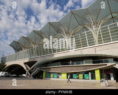 Gare do Oriente, oder abwechselnd, die Lissabon Oriente Station ist eine der wichtigsten portugiesischen intermodale Verkehrsknoten, entworfen von Santiago Calatrava. Stockfoto