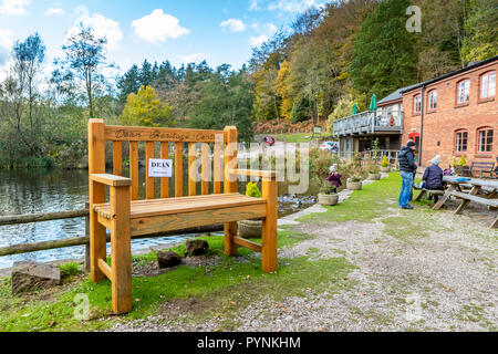 Riesige Stuhl bei Kürbisfest, Dekan Heritage Center, Wald von Dean. Stockfoto