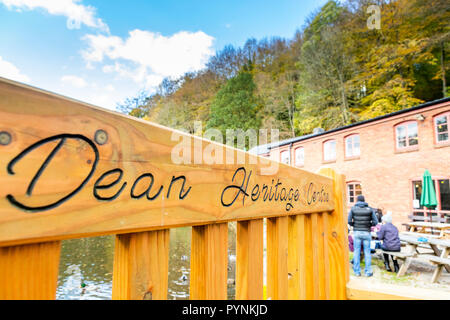 Riesige Stuhl bei Kürbisfest, Dekan Heritage Center, Wald von Dean. Stockfoto