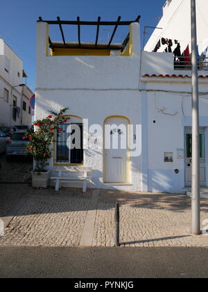 Uma casinha Junto ao Mar: ein Haus am Meer, sehr niedlich und malerisches kleines Stadthaus im Süden von Portugal, Albufeira. Stockfoto