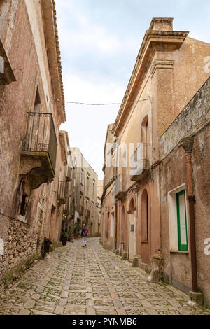 Sightseeing Tourist in der mittelalterlichen Festungsstadt Erice auf dem Monte San Giuliana, Sizilien, Süditalien. Stockfoto