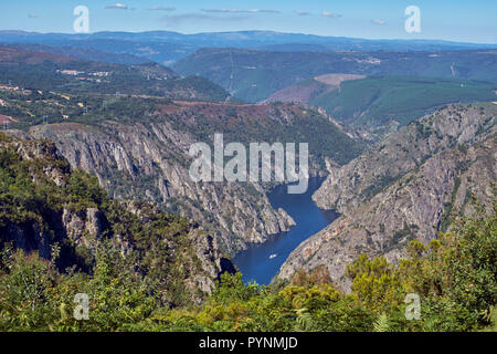 Tal des Río Sil gesehen vom Mirador de Cabezoás mit einem touristenboot auf dem Fluss. In der Nähe von Parada de Sil, Galizien, Spanien. Stockfoto