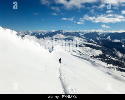 Backcountry skier genießen einen tiefen Powder Ski Abfahrt in den Alpen der Schweiz im tiefen Winter in der Nähe von Arosa Stockfoto