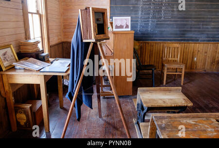 Vintage Akkordeon hooded Kamera auf Holz Stativ in Wilmeth ein Zimmer schulhaus. Chestnut Square historische Dorf, McKinney Texas. Horizontale Stockfoto
