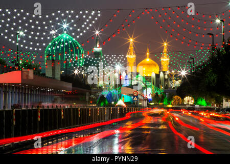 Die Imam Reza Heiligtum in Mashhad, Iran ist ein Komplex, der das Mausoleum des Imam Reza enthält. Es ist die größte Moschee der Welt. Stockfoto