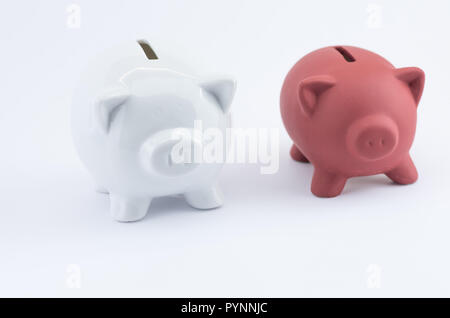 Piggy Bank auf eine weiße Fläche - Investitionen und Einsparungen Konzept Stockfoto
