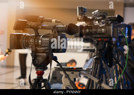 Pressekonferenz. Ein Ereignis mit einer Videokamera zu Filmen. Stockfoto