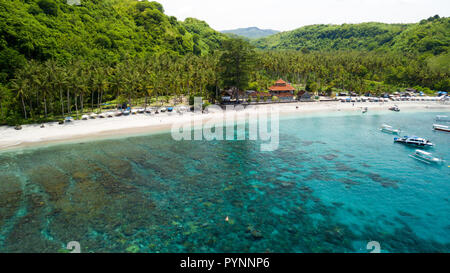 Luftaufnahme des Crsytal Bay Beach und Unterwasser Riff in der Nusa Penida Insel, in der Nähe von Bali, Indonesien Stockfoto