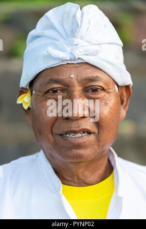 PEMUTERAN, Indonesien, Januar 01, 2018: Porträt einer hinduistischen frommen Mann, der eine traditionelle Udeng Stirnband, Bali, Indonesien Stockfoto