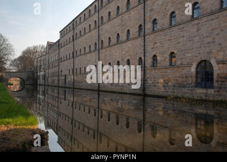 Die Leeds Liverpool Canal und Kirkstall Brewery Gebäude (jetzt Studentenwohnheim der Universität Leeds Beckett)) Stockfoto