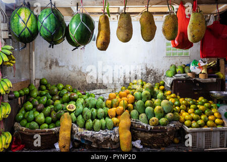Street Shop Verkauf von Mangos, Wassermelone, Avocados, Orangen und Jack Früchte in Jakarta, Indonesien Stockfoto