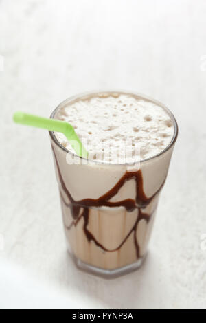 Weiß frappe Kaffee Glas mit iced Drink auf hellem Holztisch. Stockfoto