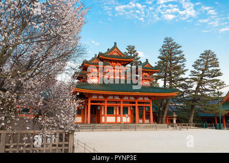 Feder sakura Landschaft in der Heian Shinto Schrein in Kyoto, Japan Stockfoto