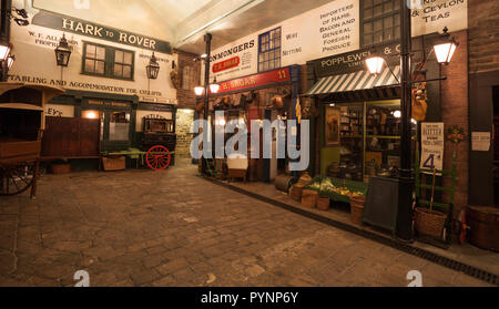 Innenansicht der recreaterd viktorianischen Straßenszene in Abbey House Museum, Kirkstall, in der Nähe von Leeds Stockfoto