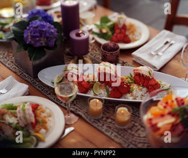 Zubereitete Fischgerichte auf einem Esstisch. Stockfoto