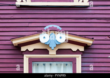 Eine aus Holz geschnitzte Veranda über eine Tür auf einem der bunten Häuser auf Gower Street in St. John's, Neufundland. Stockfoto