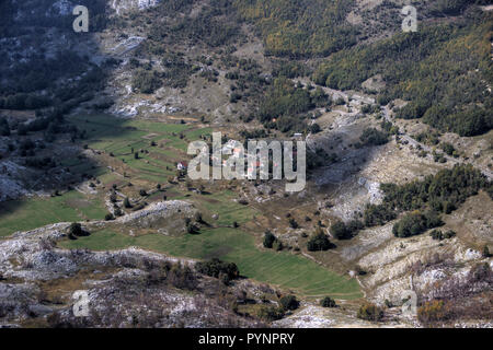 Nationalpark Lovcen, Montenegro - Luftaufnahme von einem kleinen Bergdorf im Tal Stockfoto