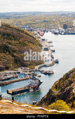 Die Offshore Supply ship Siem Pilot vorbei Obwohl die Narrows zu seiner Home Hafen von St. John's, Neufundland ein. Stockfoto