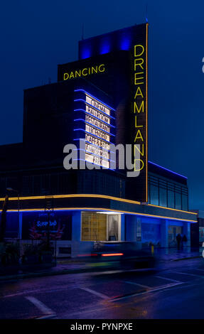 Die berühmten Art déco-Zeichen für Dreamland auf dem Margate Seafront. Stockfoto