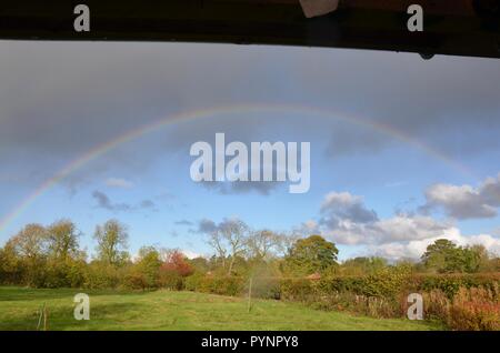 Vollständig Regenbogen über Feld, Lincolnshire, England, Großbritannien Stockfoto