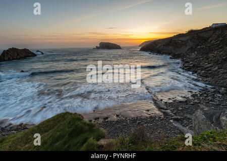 Sonnenaufgang in der arnia Strand. Urros De Liencres. Kantabrien. Spanien. Stockfoto