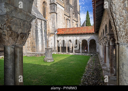 Kreuzgang der Kathedrale Sainte-Marie/Cathédrale Notre-Dame de Saint-Bertrand-de-Comminges Kathedrale, Haute-Garonne, Pyrenäen, Frankreich Stockfoto