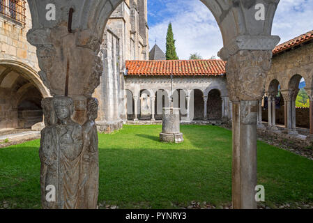 Kreuzgang der Kathedrale Sainte-Marie/Cathédrale Notre-Dame de Saint-Bertrand-de-Comminges Kathedrale, Haute-Garonne, Pyrenäen, Frankreich Stockfoto