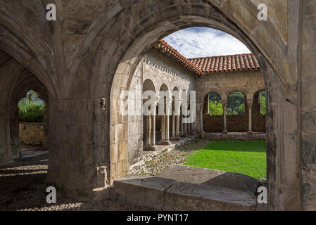 Kreuzgang der Kathedrale Sainte-Marie/Cathédrale Notre-Dame de Saint-Bertrand-de-Comminges Kathedrale, Haute-Garonne, Pyrenäen, Frankreich Stockfoto