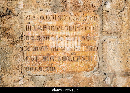 Lateinische Inschrift an der äußeren Wand der Cathédrale Notre-Dame de Saint-Bertrand-de-Comminges Kathedrale, Haute-Garonne, Pyrenäen, Frankreich Stockfoto