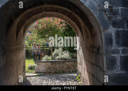 Touristen, die in der Kathedrale Sainte-Marie/Cathédrale Notre-Dame de Saint-Bertrand-de-Comminges Kathedrale, Haute-Garonne, Pyrenäen, Frankreich Stockfoto