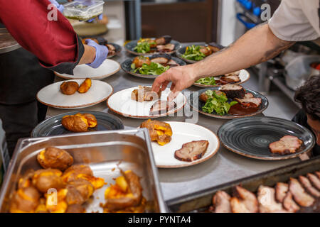 Team von Köchen im Restaurant Küche arbeiten Stockfoto