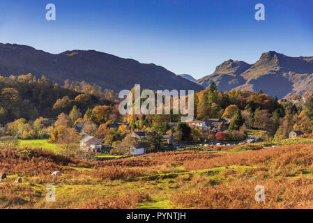 Die Langdale Pikes in der Langsale Tal, den Lake District. North West England. Herbst Farben Stockfoto