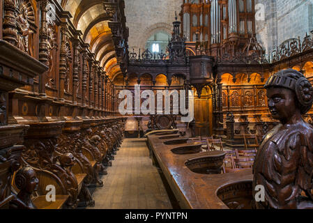 Kunstvoll geschnitzten Chorgestühl in der Cathédrale Notre-Dame de Saint-Bertrand-de-Comminges Kathedrale, Haute-Garonne, Pyrenäen, Frankreich Stockfoto