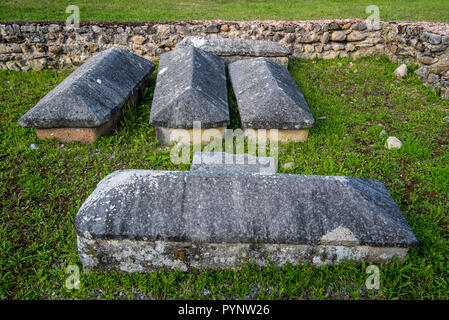 Sarkophage unter bleibt des 5. Jahrhunderts das frühe Christentum/Frühen Kirche Basilika Saint-Bertrand-de-Comminges, Haute-Garonne, Pyrenäen, Frankreich Stockfoto