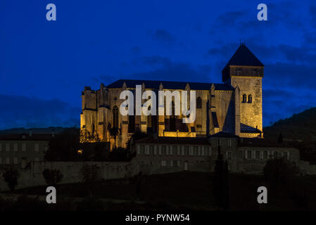 Beleuchteten Kathedrale Sainte-Marie/Cathédrale Notre-Dame de Saint-Bertrand-de-Comminges Dom bei Nacht, Haute-Garonne, Pyrenäen, Frankreich Stockfoto